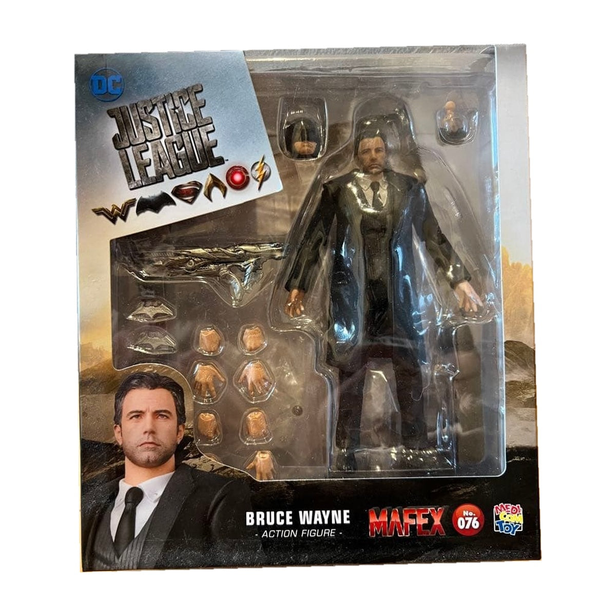 MAFEX No.076 BRUCE WAYNE — package reference photo, white background | 3a000f5251771840